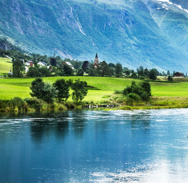 4899790-landscape-with-mountains-in-norwegian-village